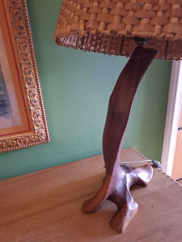 Lampe brutaliste , bois d'olivier