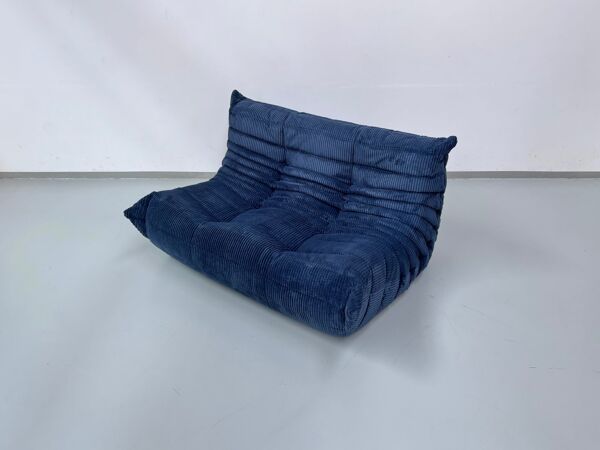 Canapé 2 places Togo en velours côtelé bleu attribué à Michel Ducaroy pour Ligne Roset, années 1970