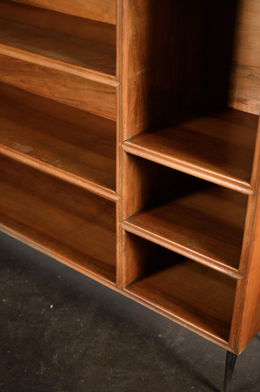 Bibliothèque sur pieds en bois
