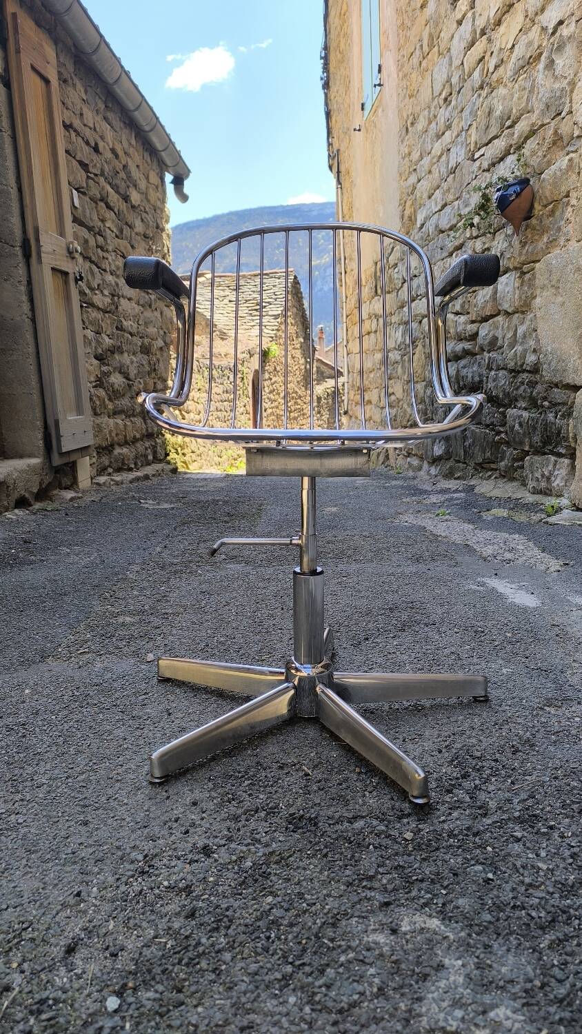 Fauteuil en métal chromé