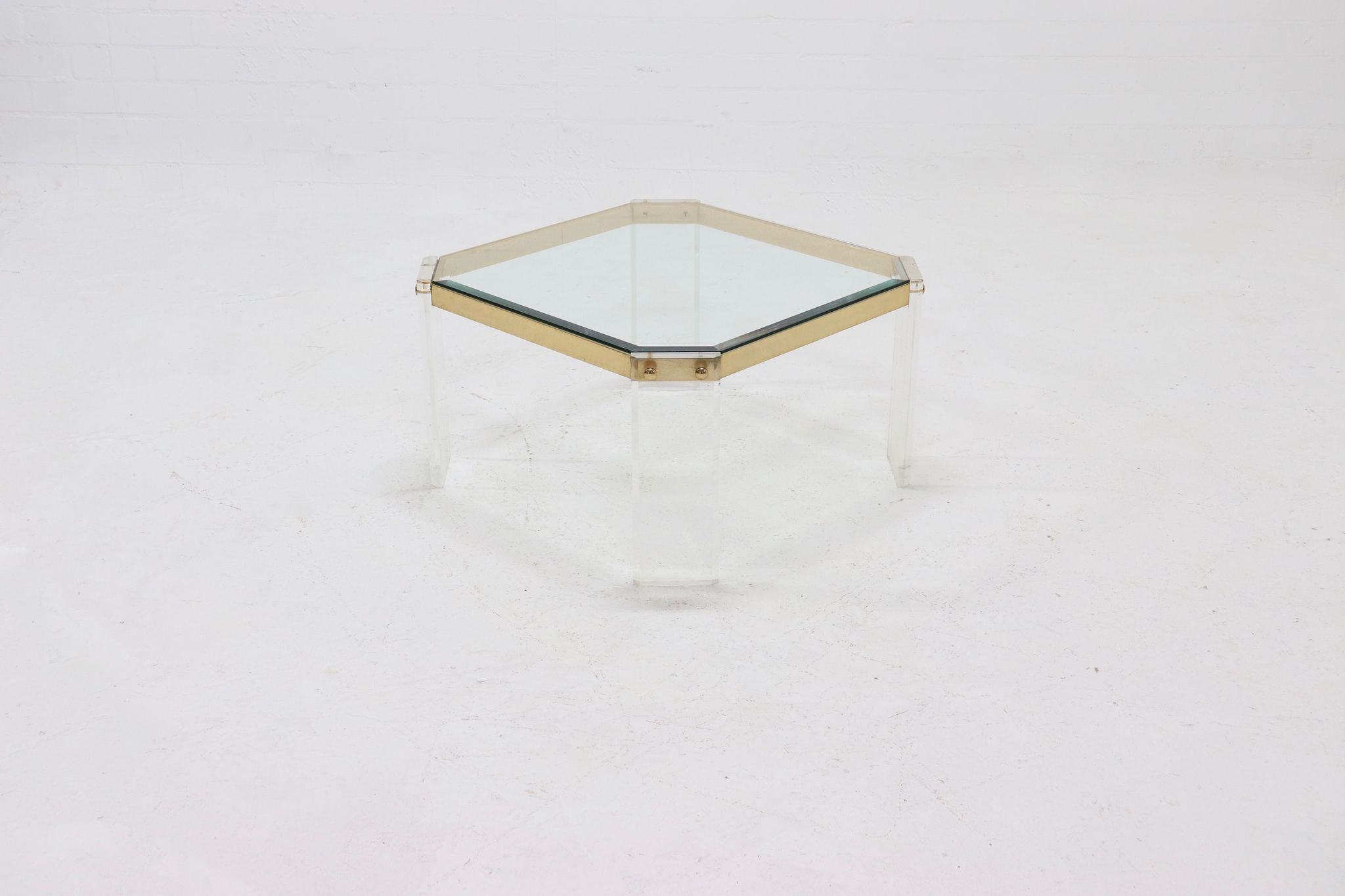 Table basse française en acrylique et verre plaqué or 1970s