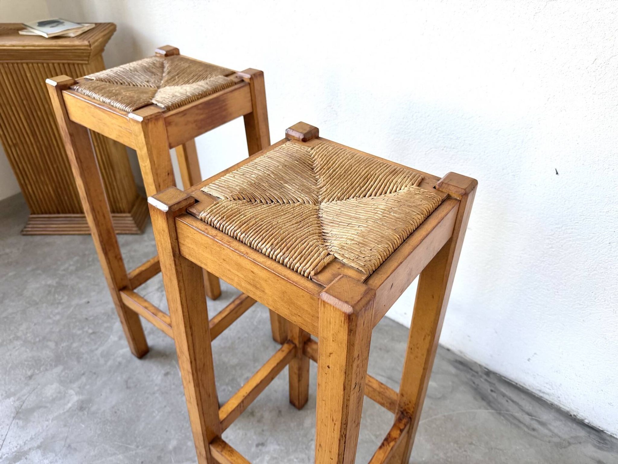 Pair of high stools in solid wood and woven straw Brutalist Style