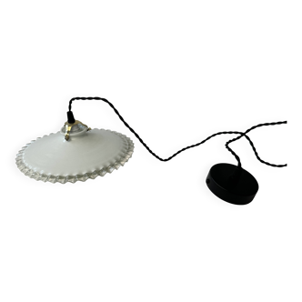 Suspension ancienne vintage en opaline dentelee 24 cm