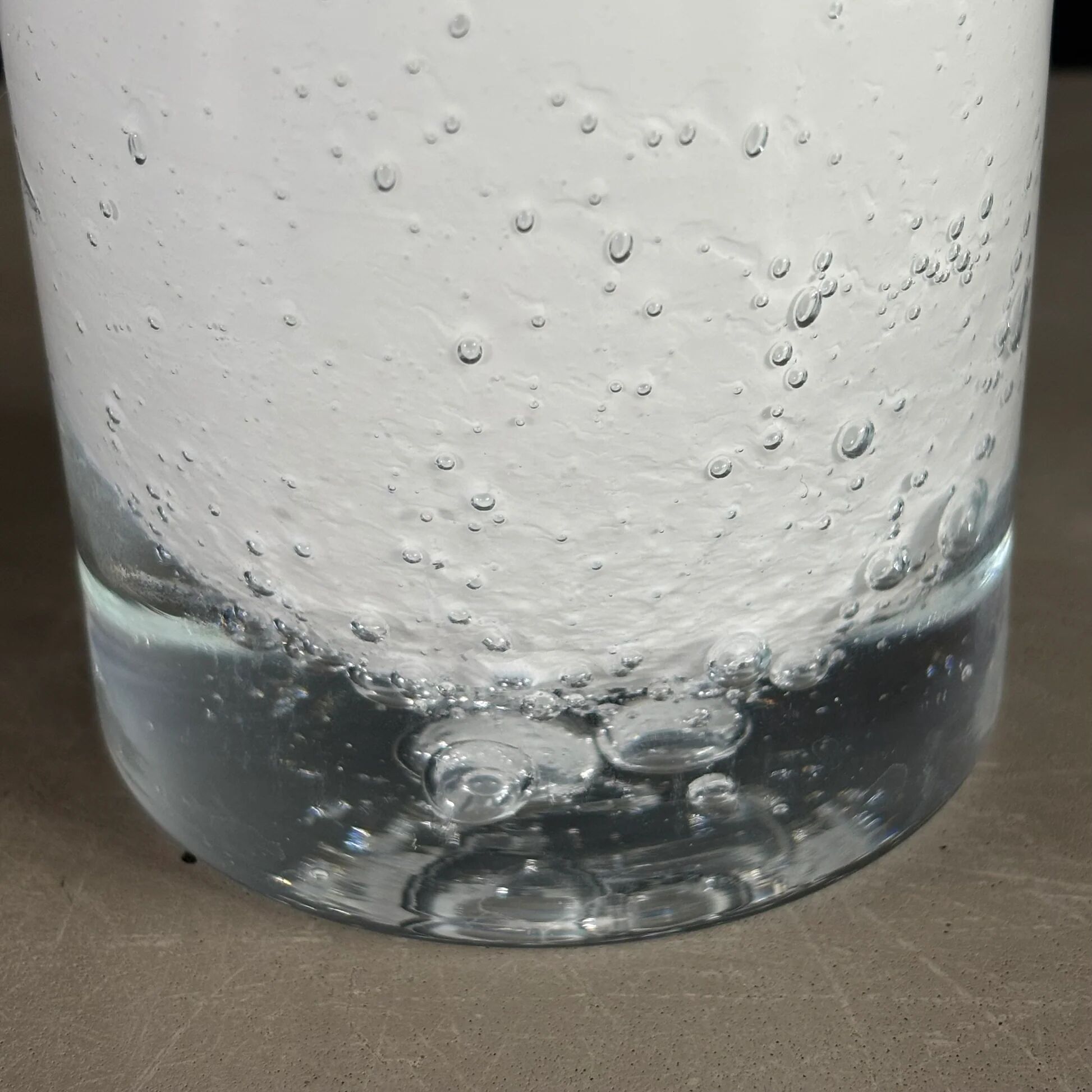 Bougeoir en verre moulé bullé blanc