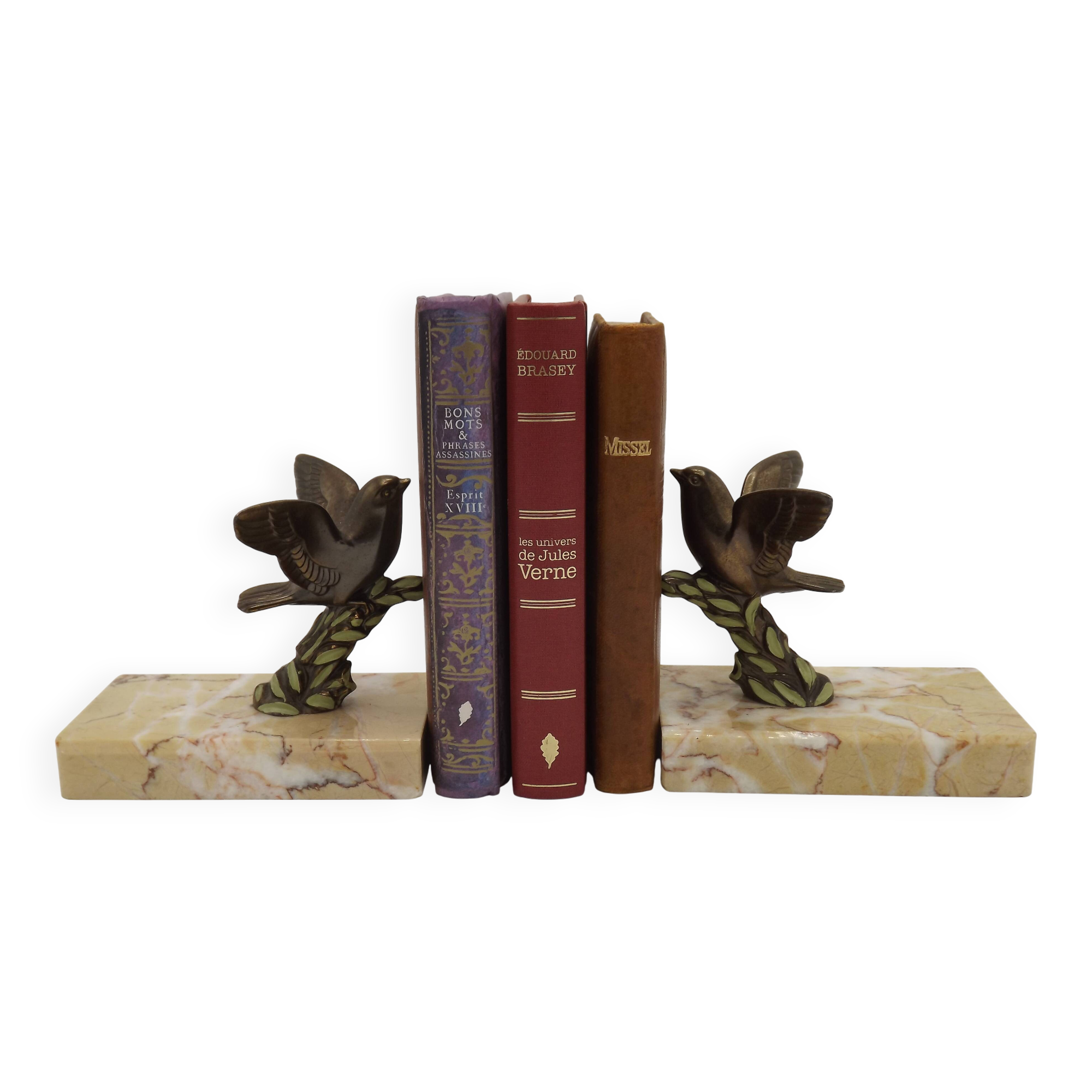 Paire de serre-livres Art déco français en étain représentant des oiseaux perchés sur une branche, socle en marbre