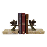 Paire de serre-livres Art déco français en étain représentant des oiseaux perchés sur une branche, socle en marbre