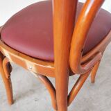 Fauteuil vintage en bois courbé : chaise de pub irlandaise en similicuir rouge des années 1970