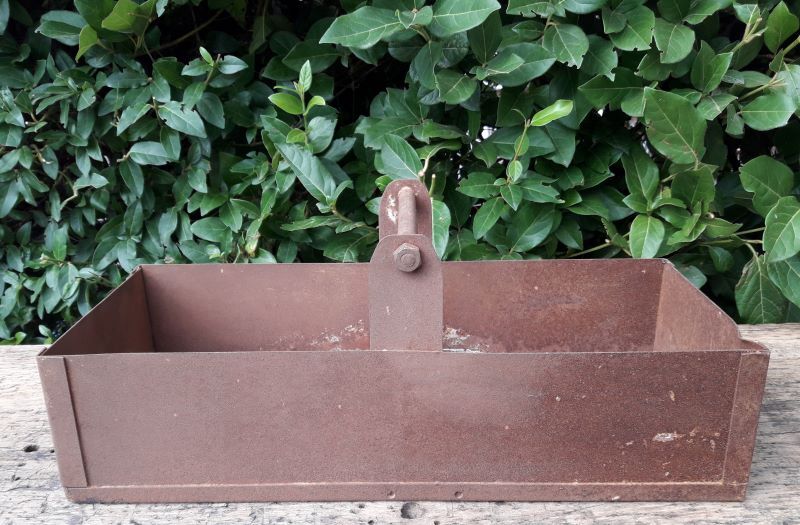 Metal crate with 2 compartments