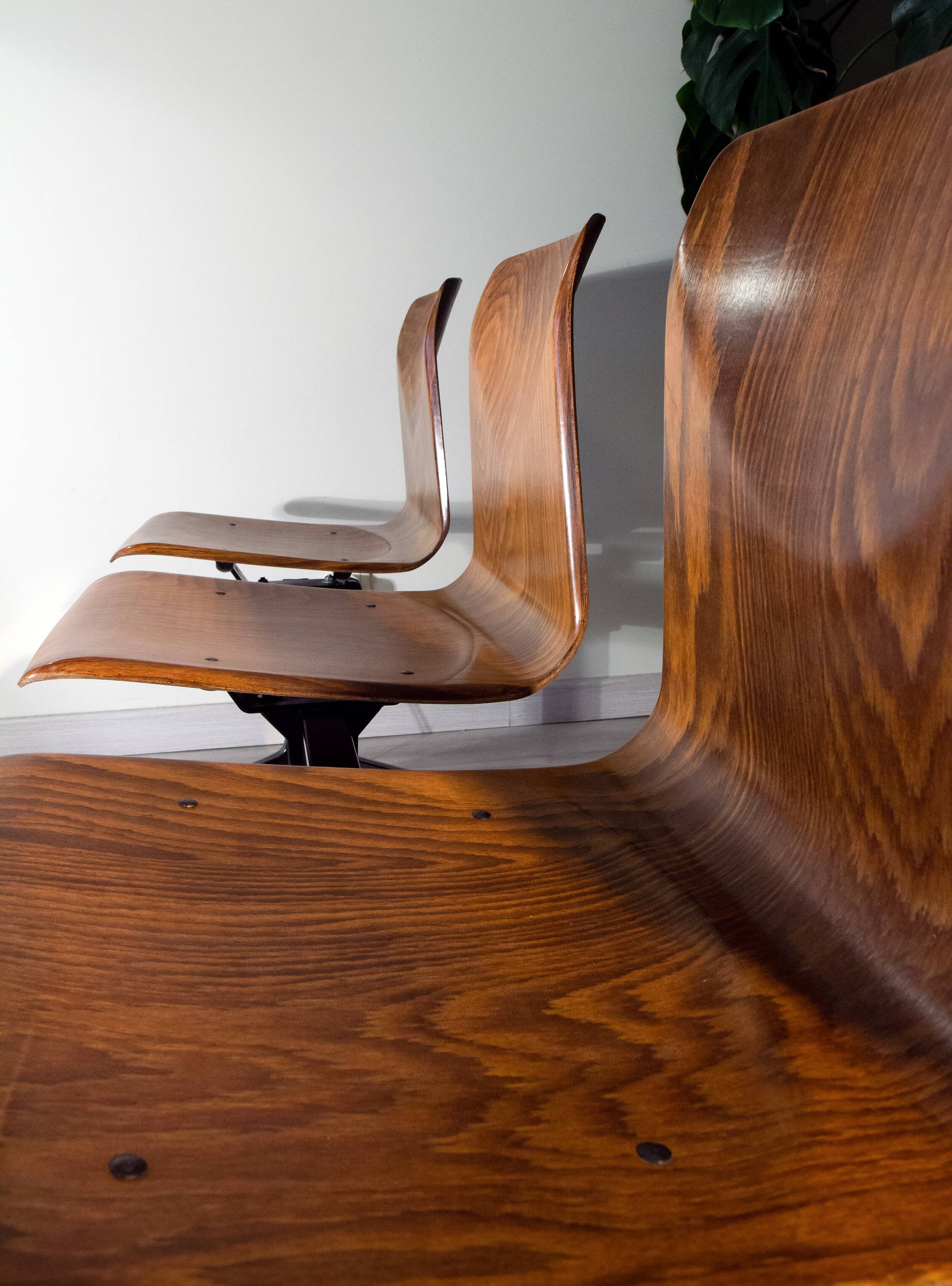 Suite de 3 chaises bois sur poutre Mullca