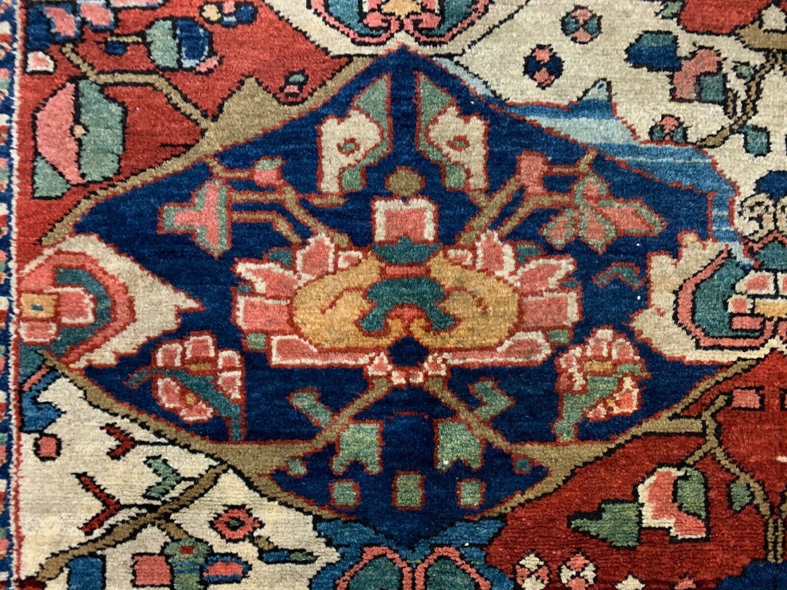 Antique Bakhtiari rug 192x151 cm