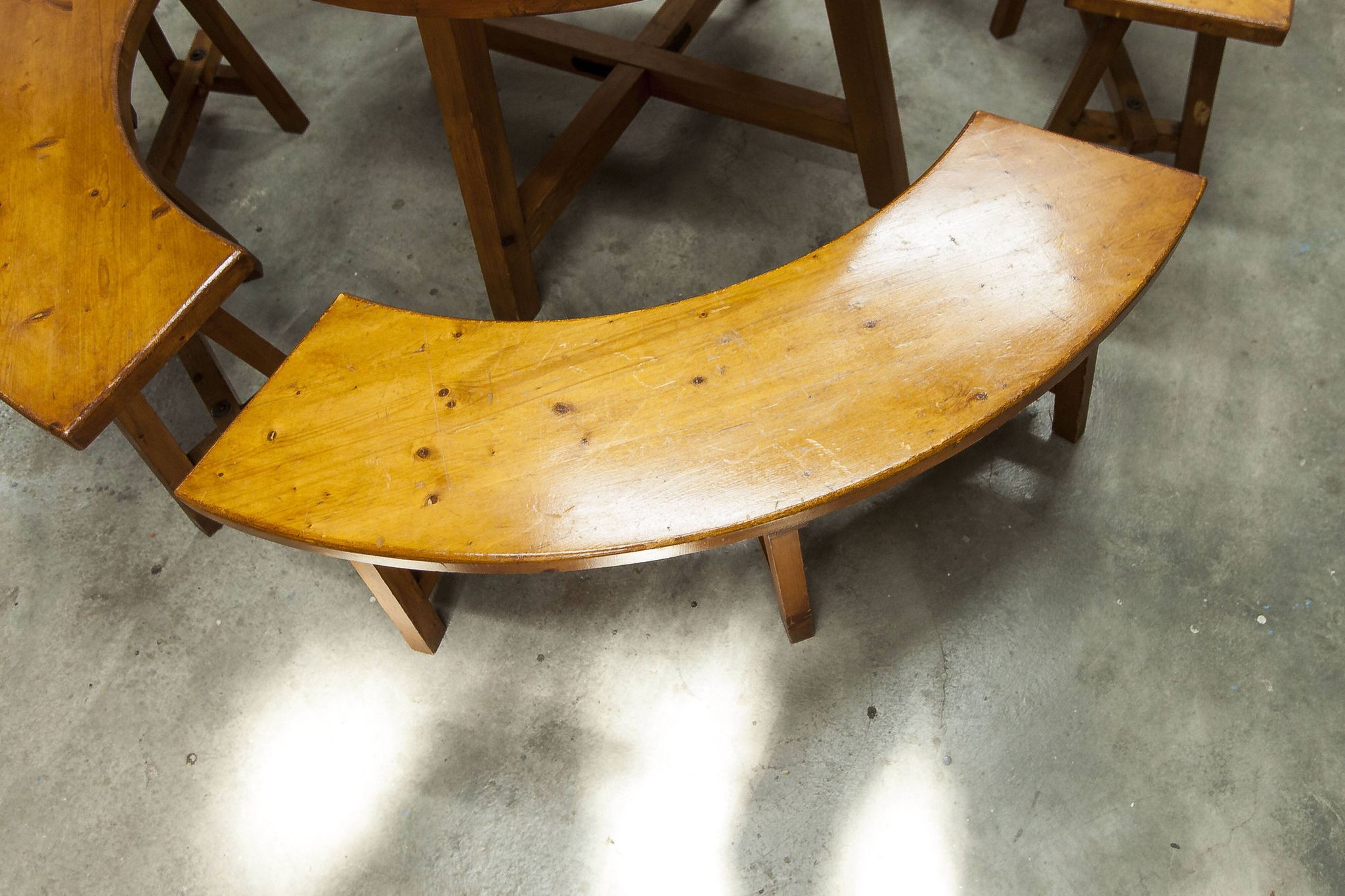 Brutalist ensemble round table 113cm and its 4 rounded stools 1960