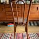 Chaise en bois foncé