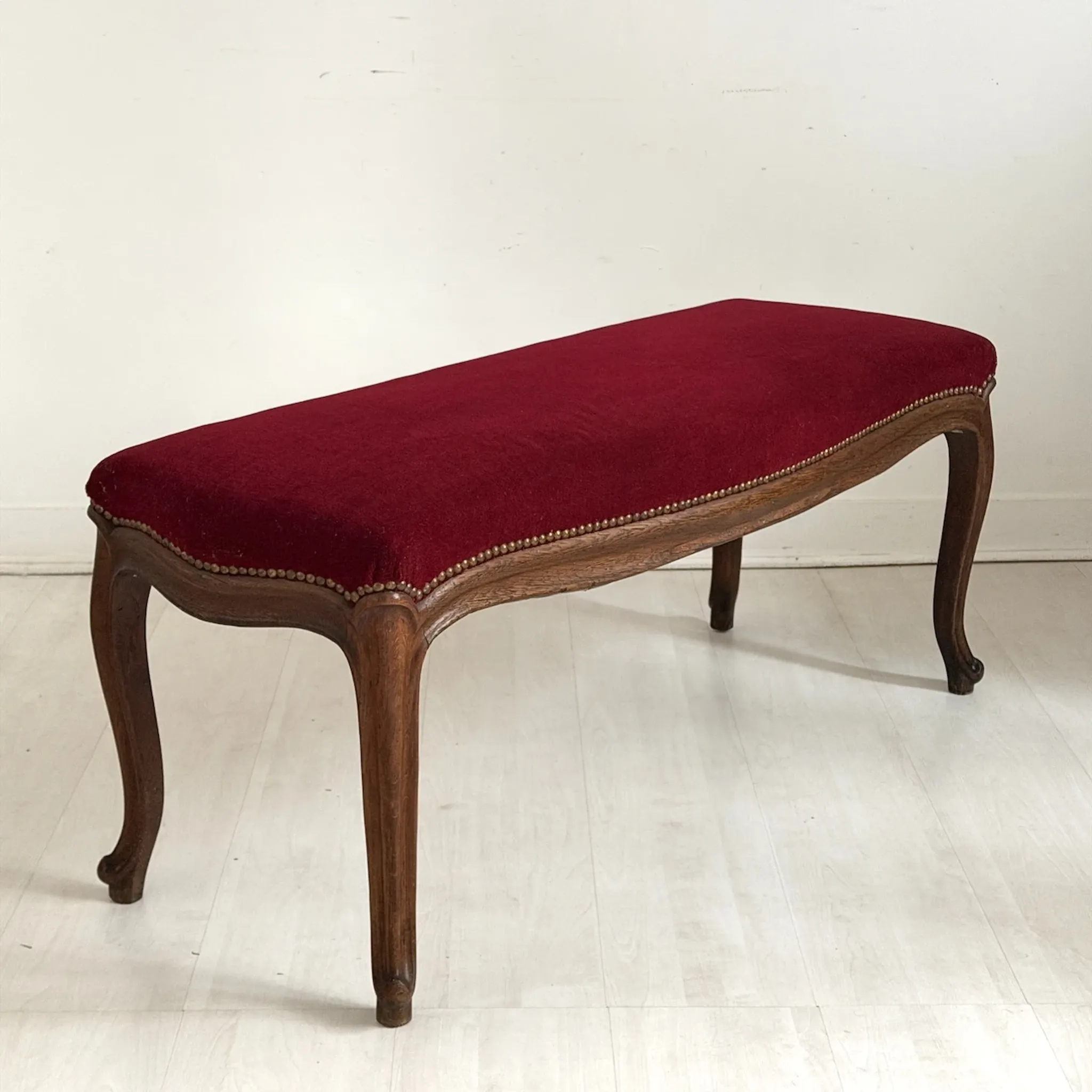 Louis XV style bench in oak and red velvet, 19th century.