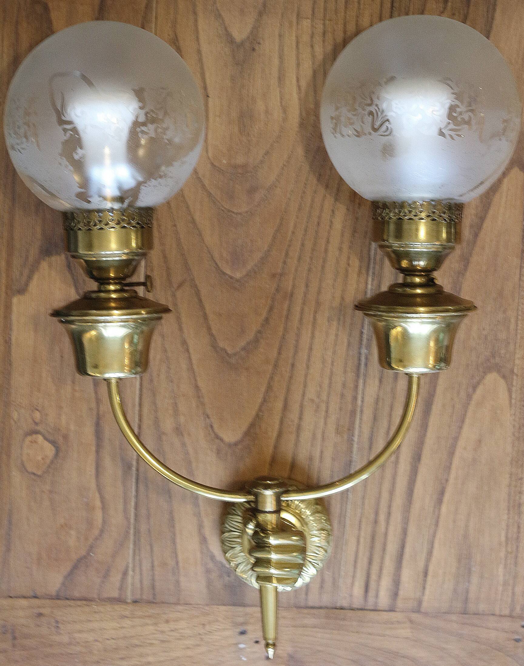 Applique en laiton ART DECO, deux globes en verre