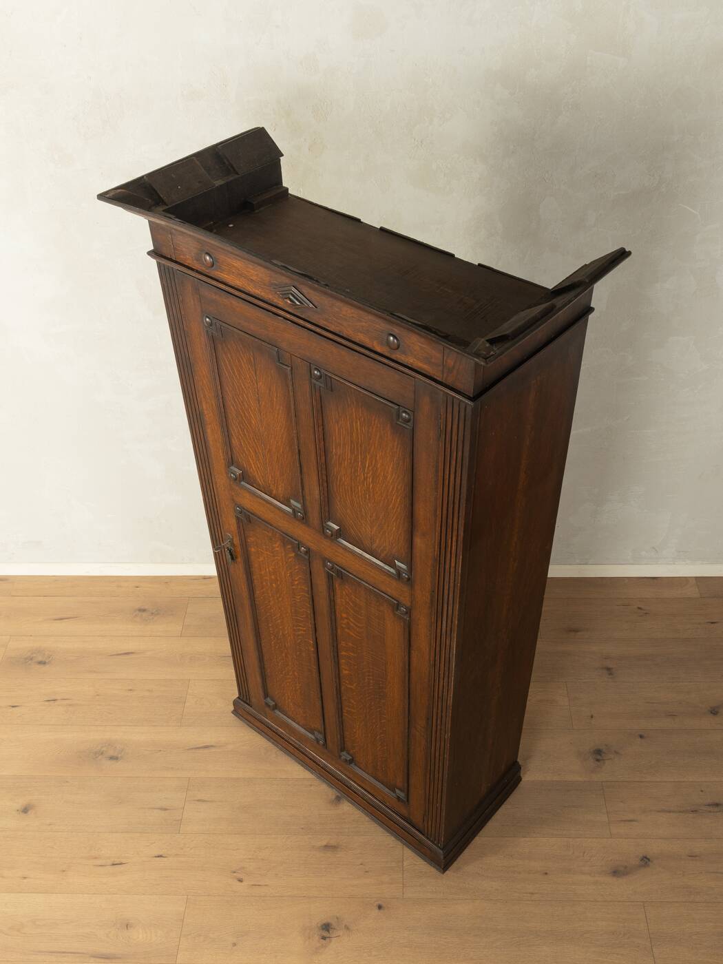 Cabinet en chêne ancien avec panneaux à caissons, vers 1900