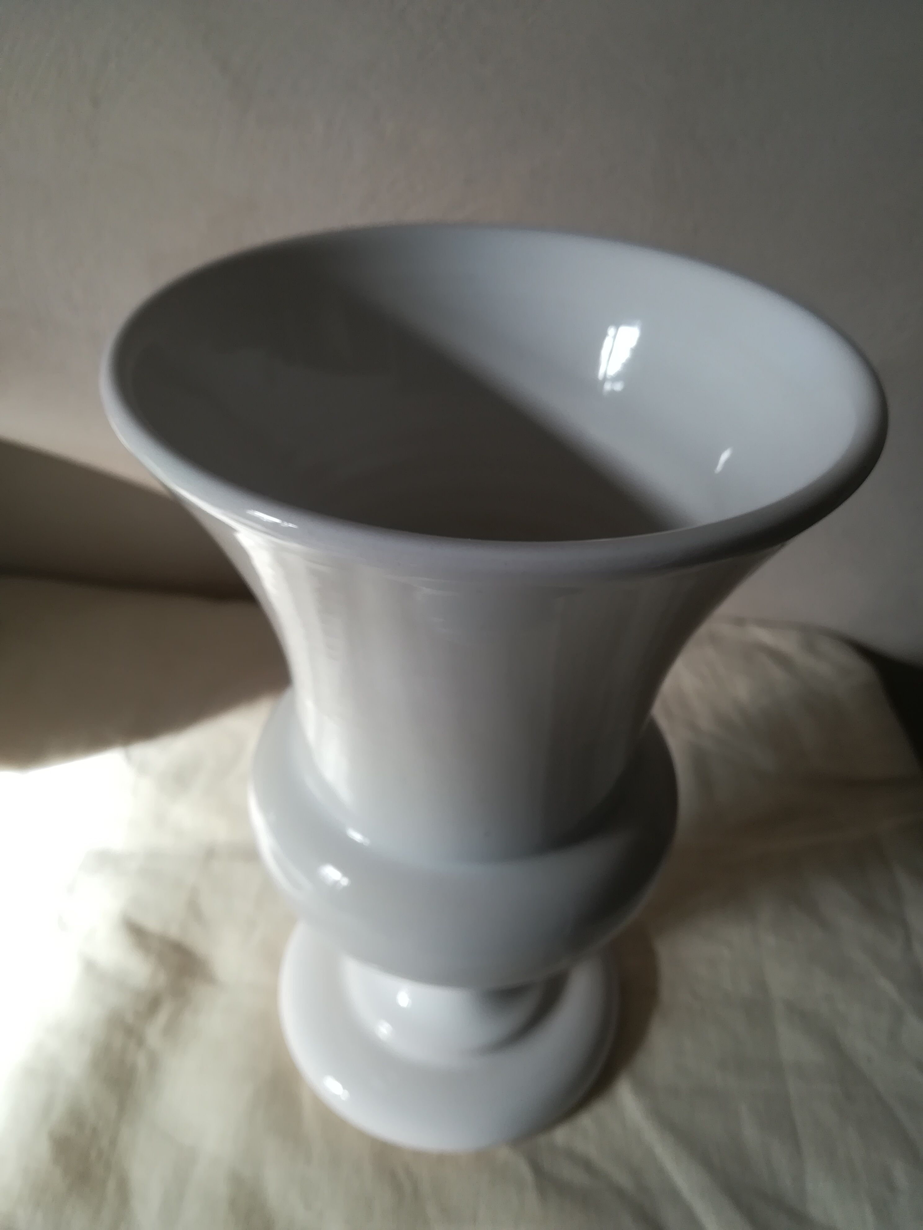Vase medicis en faïence blanche