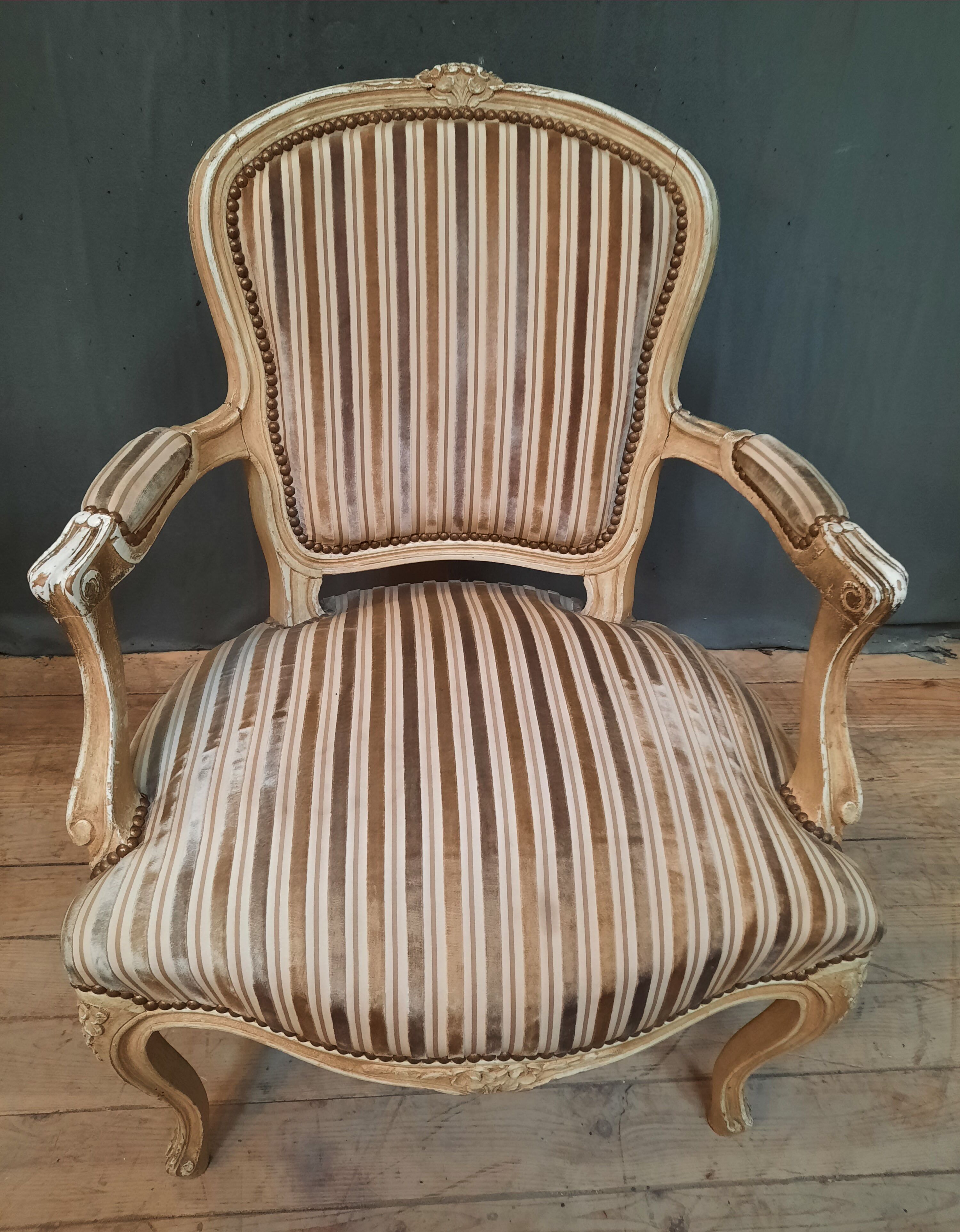 Fauteuil laqué blanc de style Louis XV