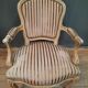 Fauteuil laqué blanc de style Louis XV
