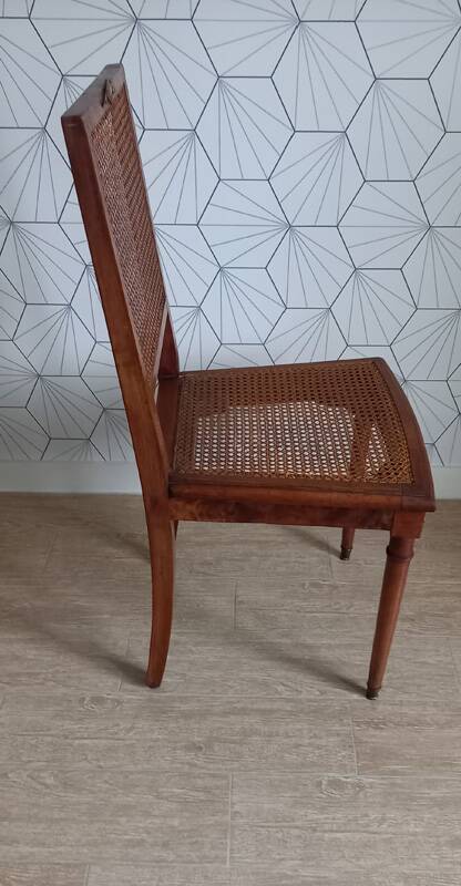 Chaise cannée art déco avec ornements en bronze.