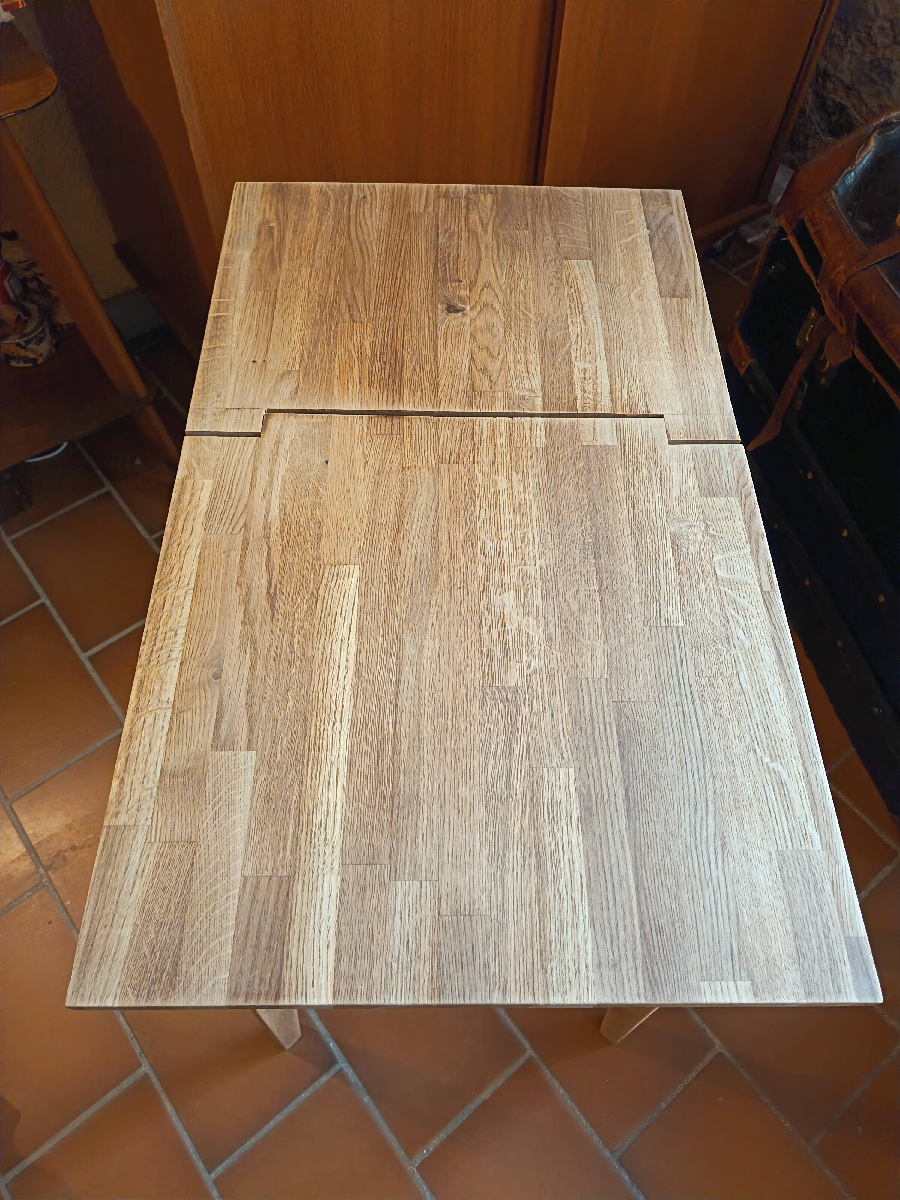 Scandinavian table with a system