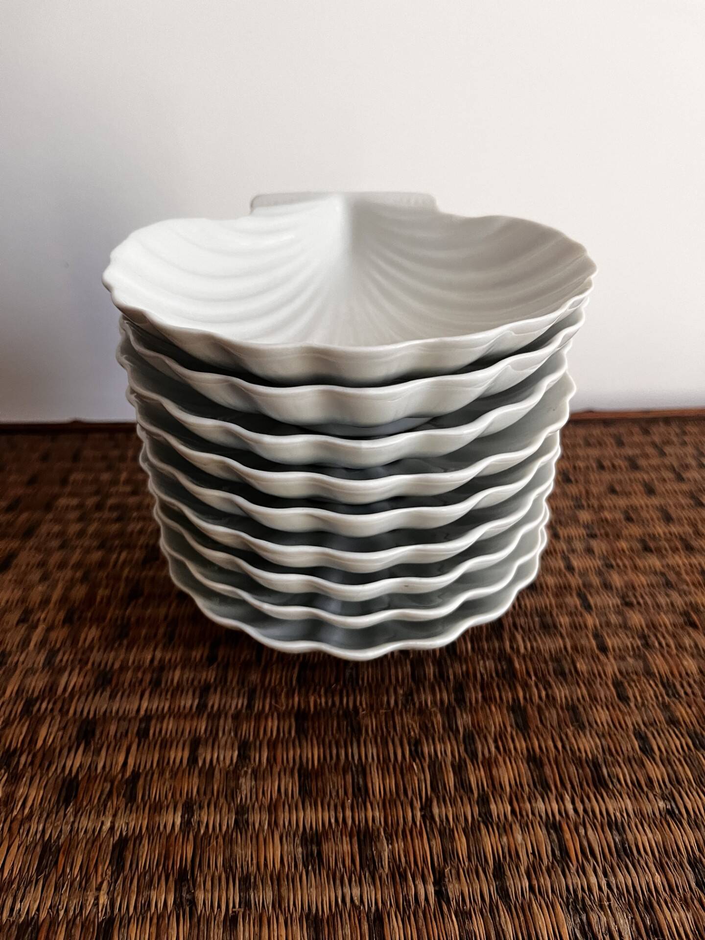 Set of 9 shell-shaped bowls