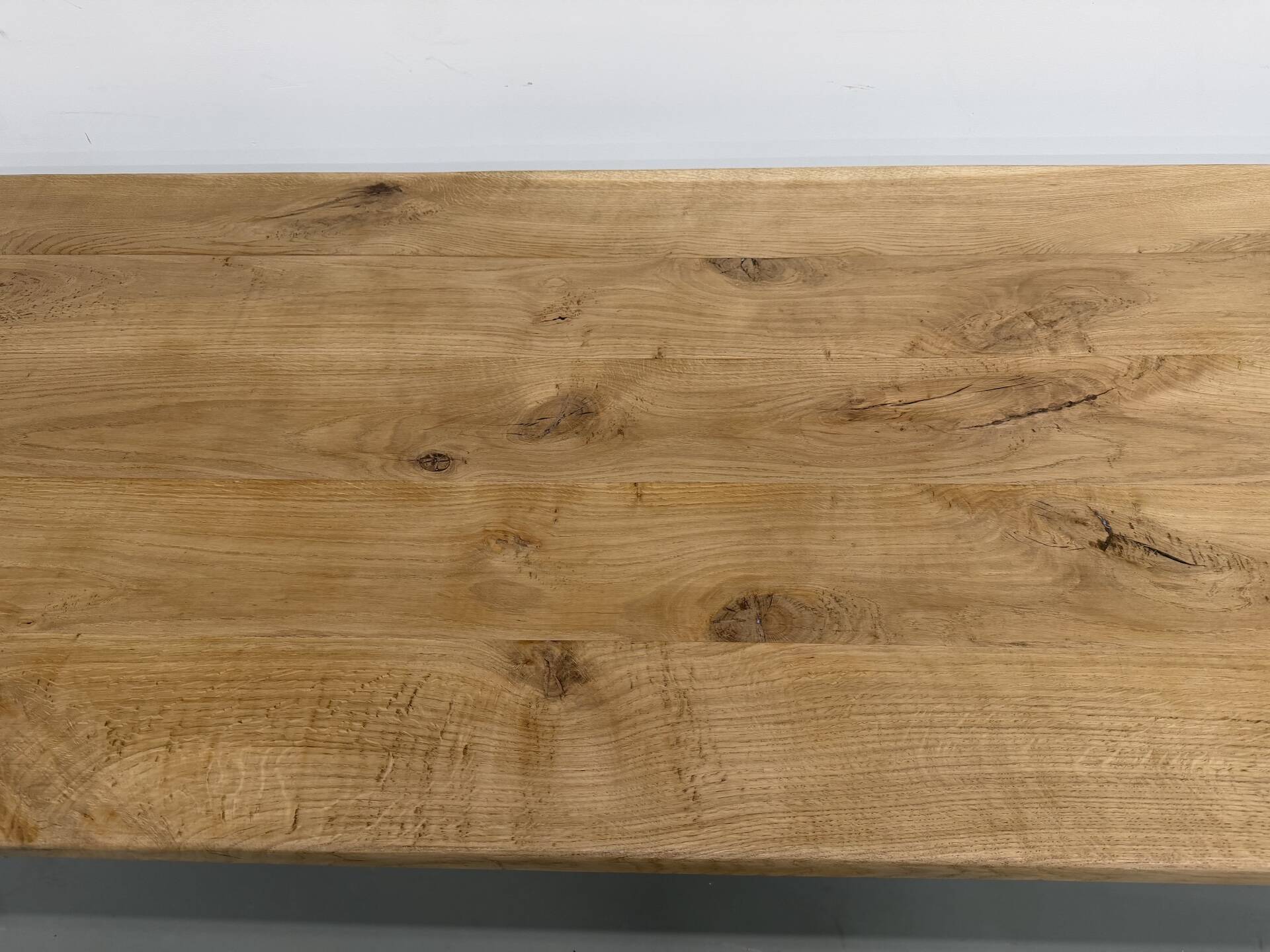 Grande table de salle à manger en chêne massif, au format XXL.