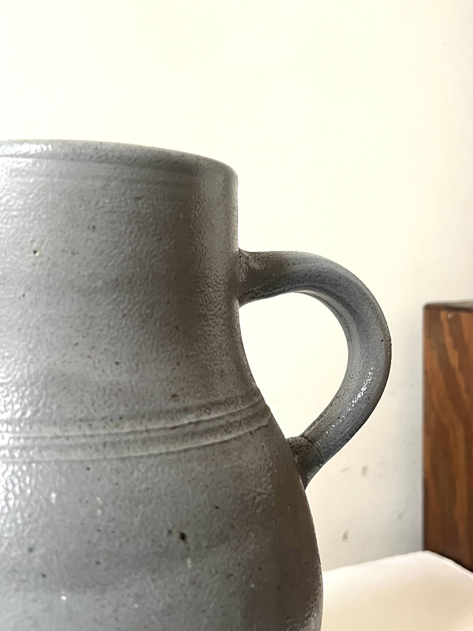 Grand pichet en céramique en grès émaillé gris – artisanat France vers 1970