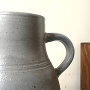 Grand pichet en céramique en grès émaillé gris – artisanat France vers 1970