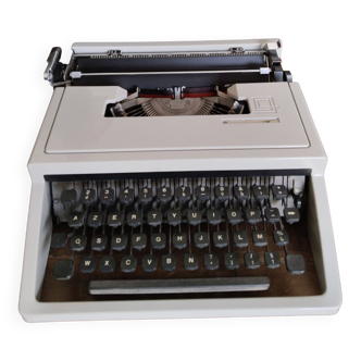 Machine à écrire  portable  , fonctionnelle ,  Olivetti Ivrea, ruban neuf fourni