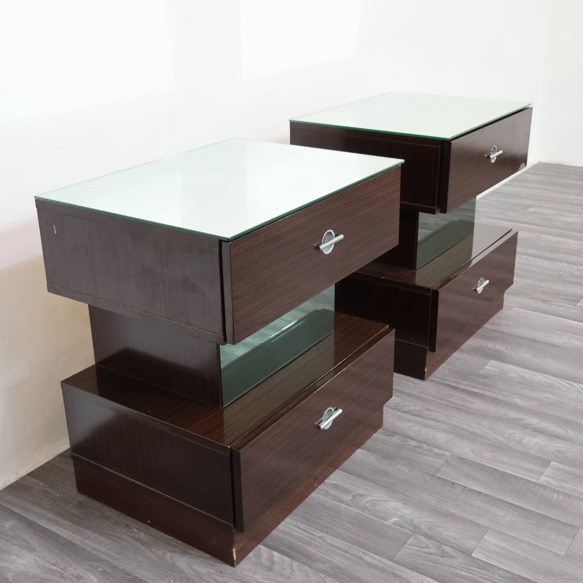 Paire de chevets en ébène design cubique années 80