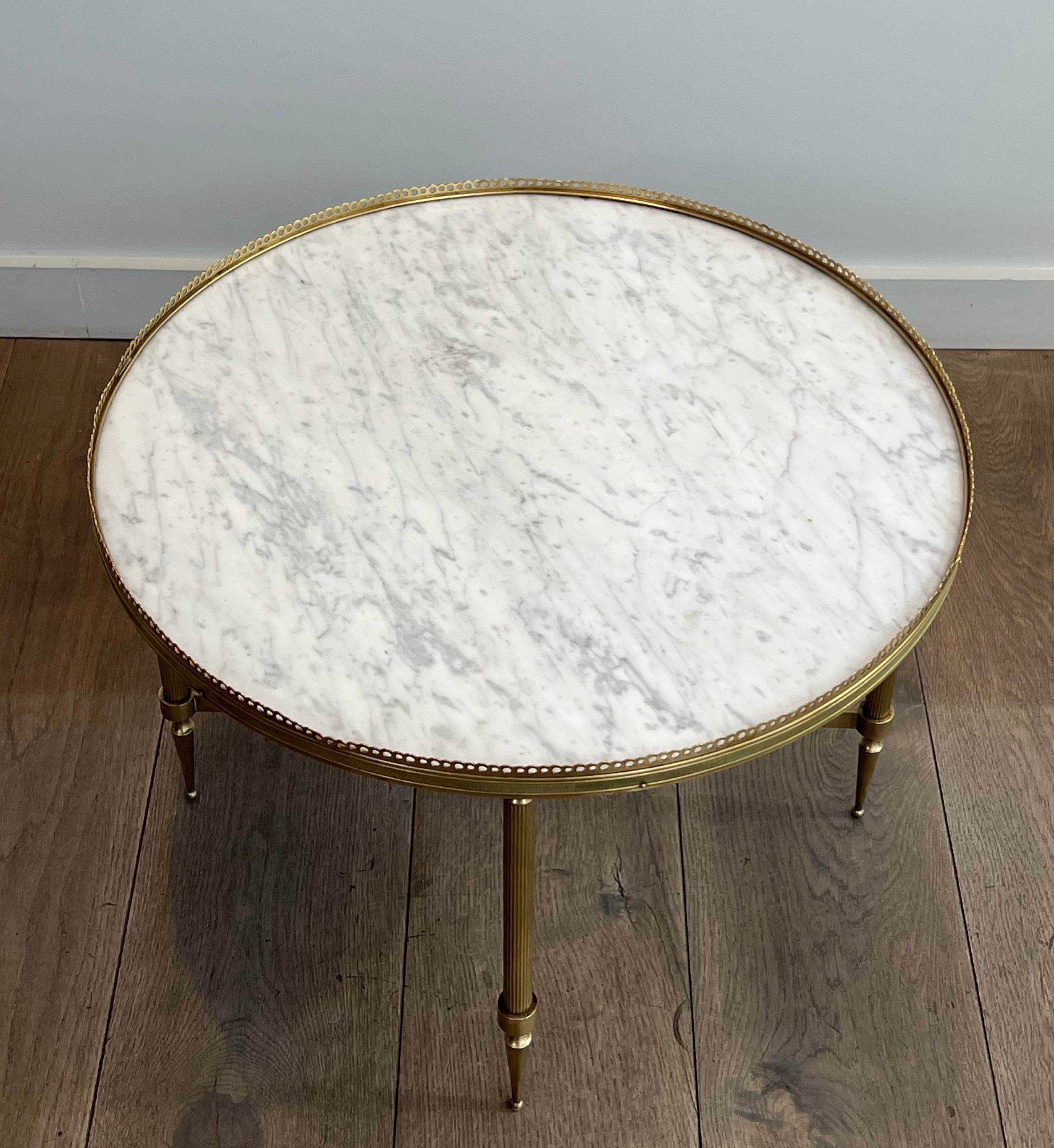 Neoclassical style round coffee table in brass with a white Carrara marble top from Jansen