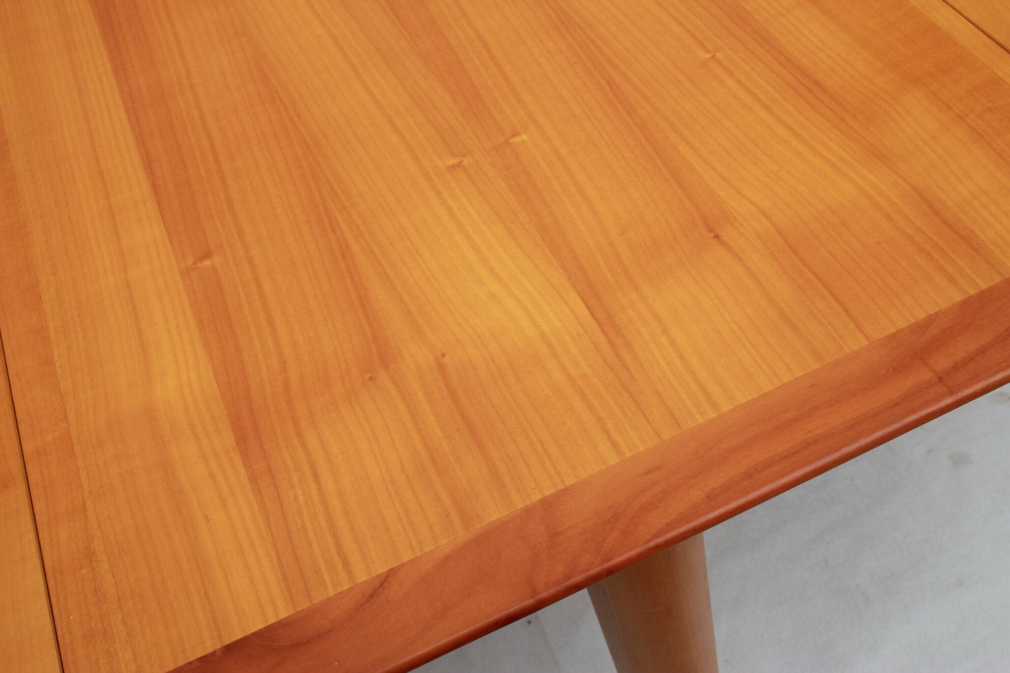 1960s round diningtable in cherrywood from LÜBKE