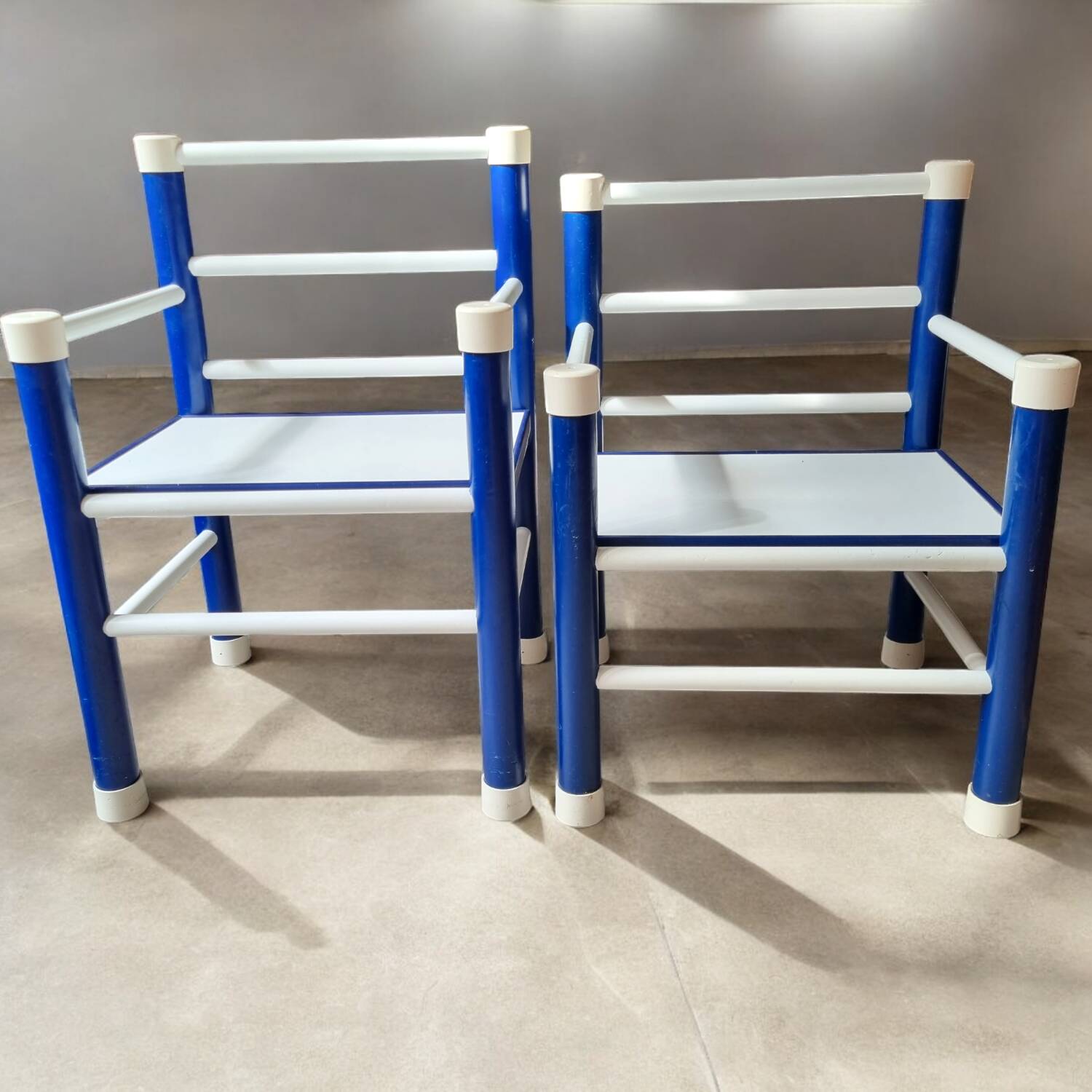 Paire de chaises enfants en bois bleu et blanc