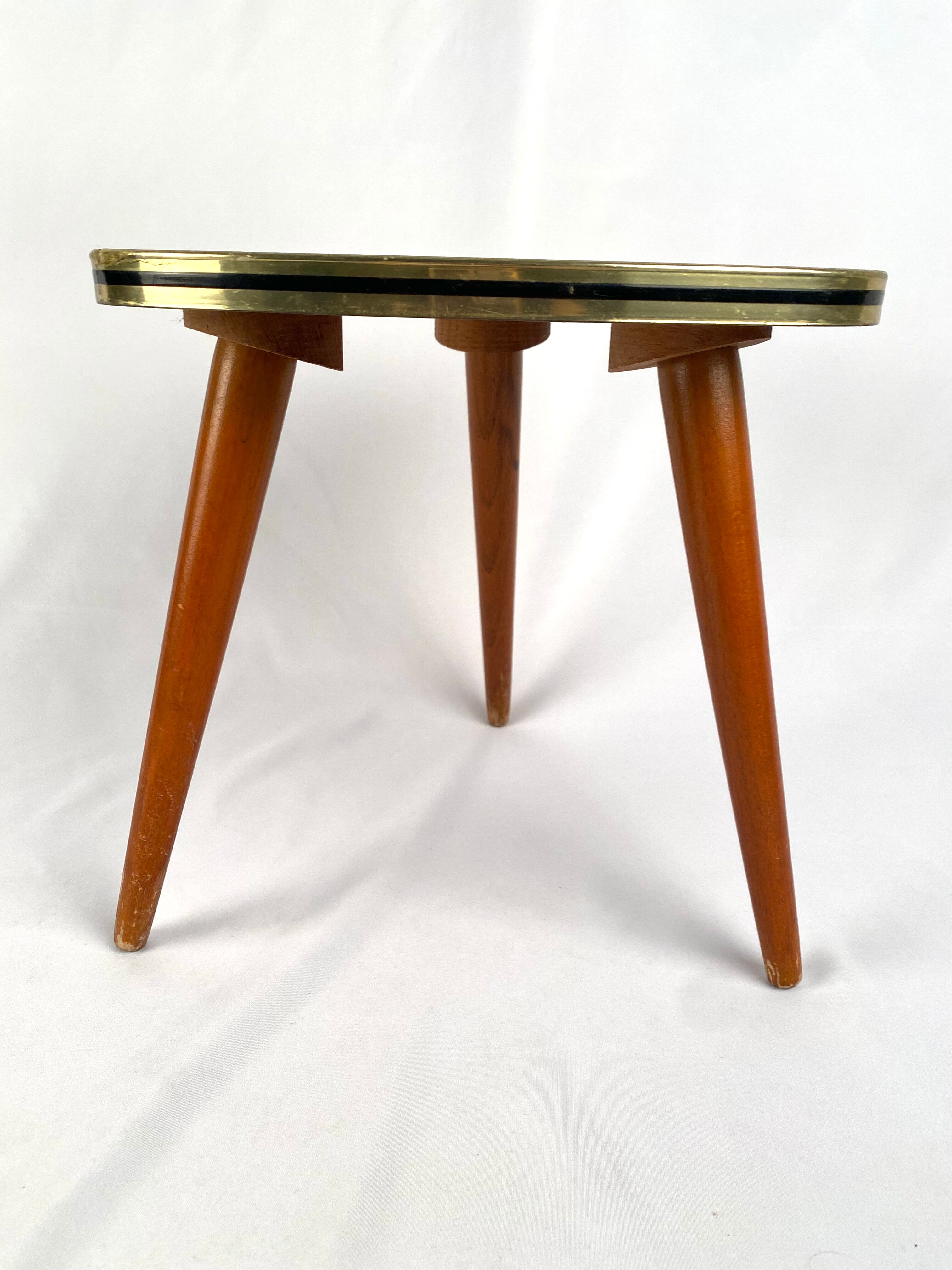 Formica tripod plant holder