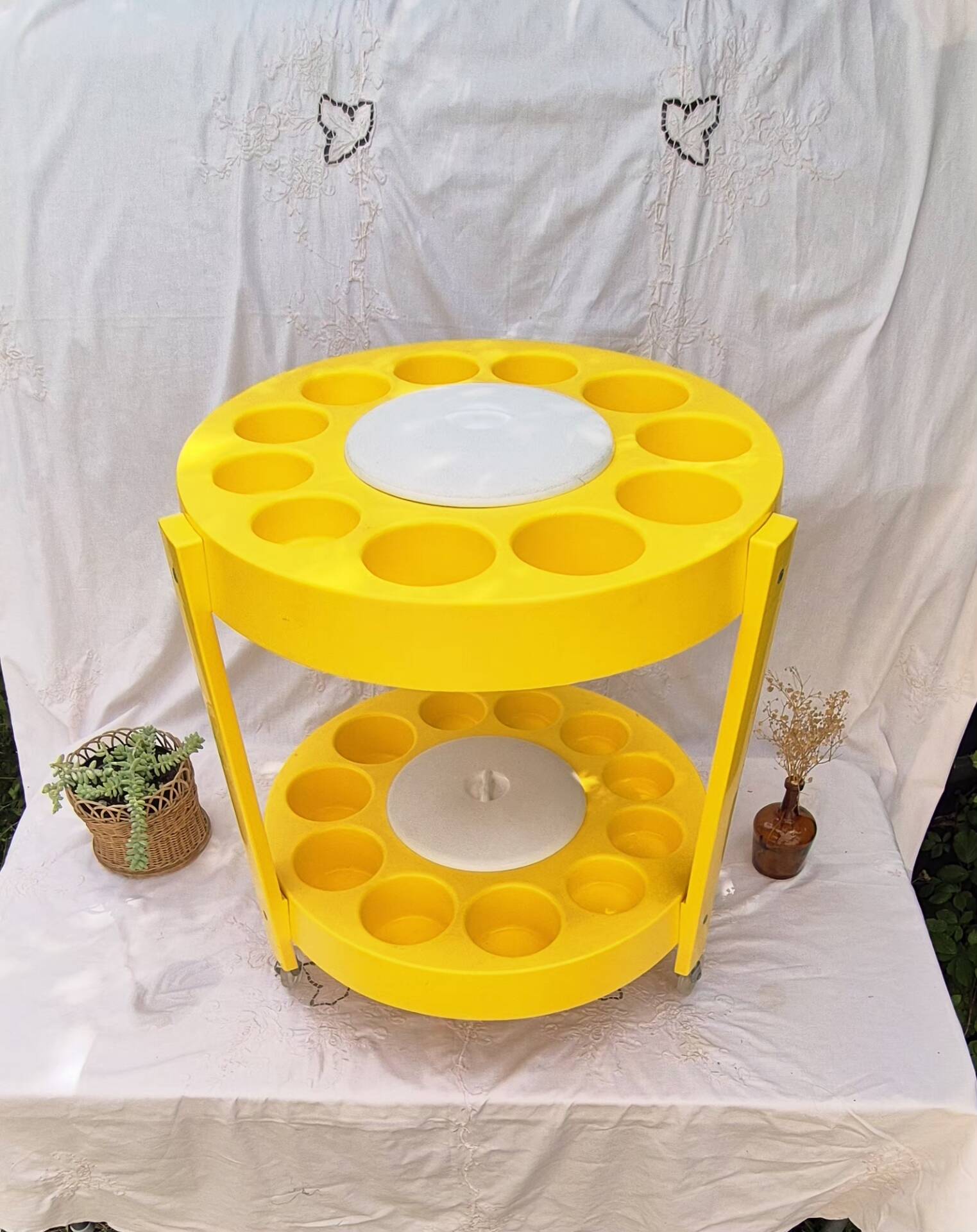 Serving trolley for drinks in yellow plastic, space age 1970.