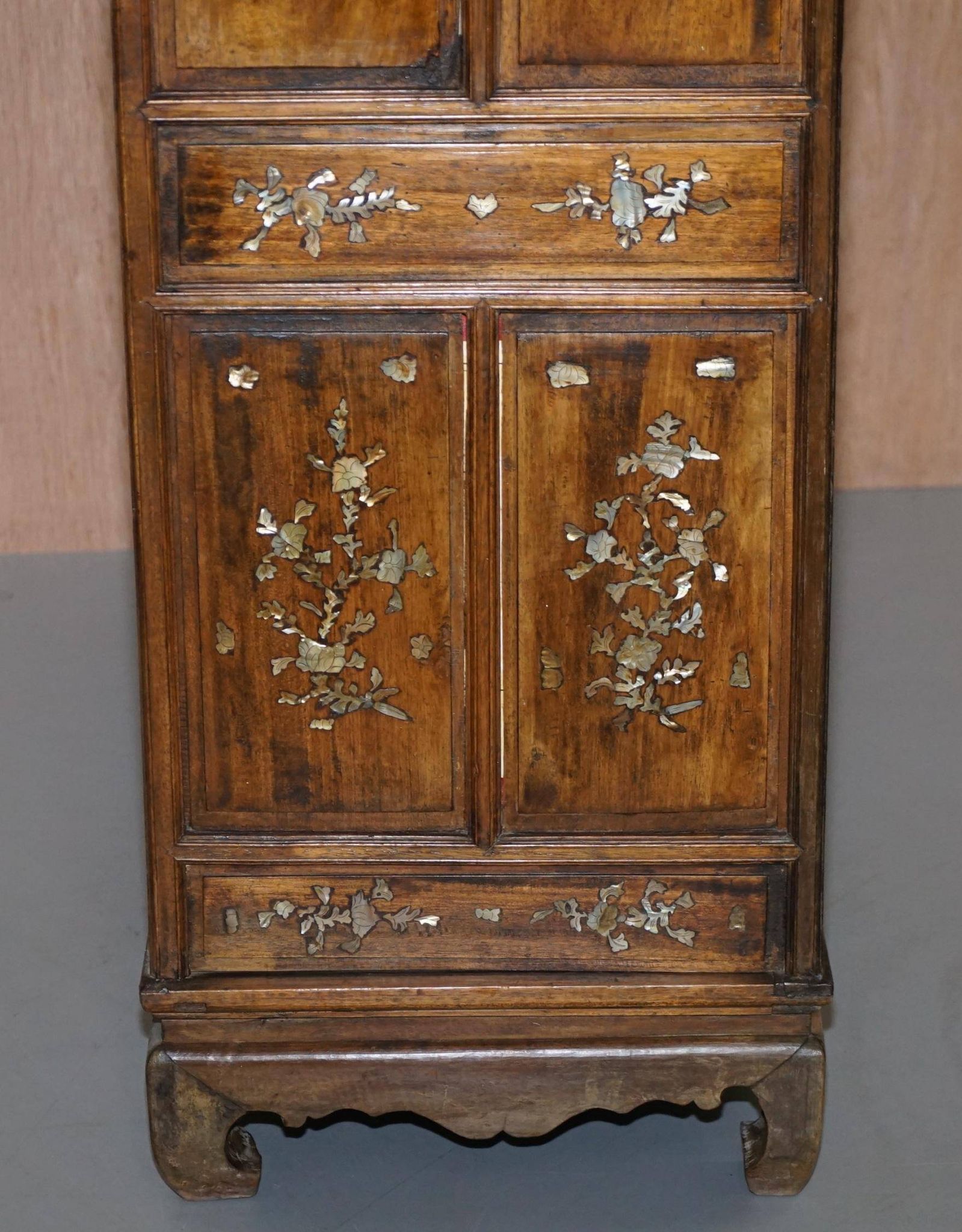 19th-century Chinese cabinet inlaid with mother-of-pearl