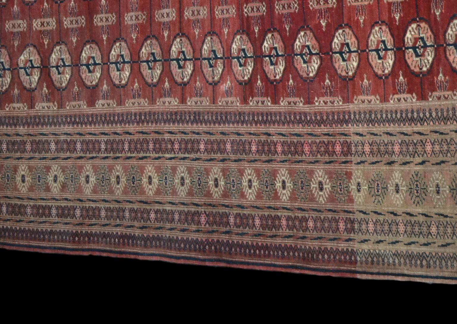 Bukhara-Tekke carpet , Central Asia, 133 cm x 180 cm, hand-knotted wool, before 1950