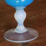 Vase en opaline bleu