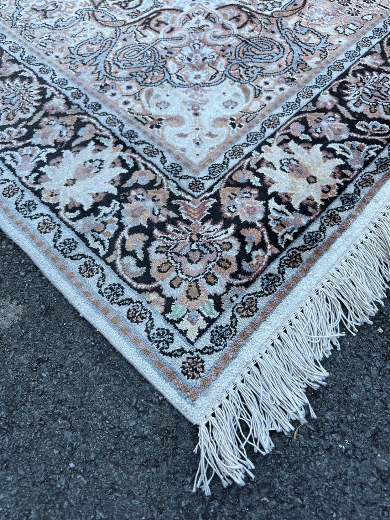 Tapis persan en soie noué à la main