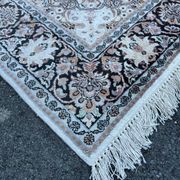 Tapis persan en soie noué à la main