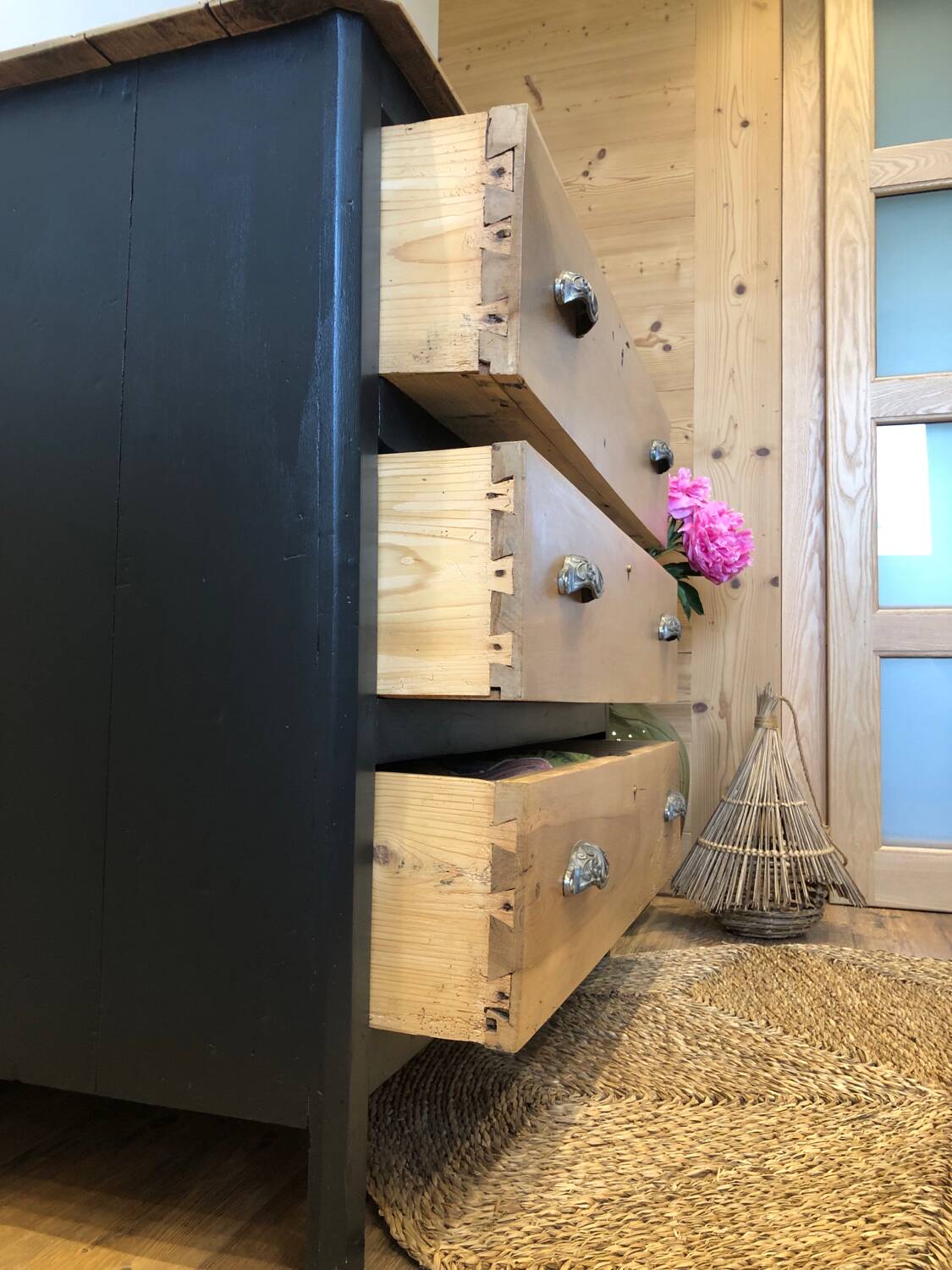 Country chest of drawers