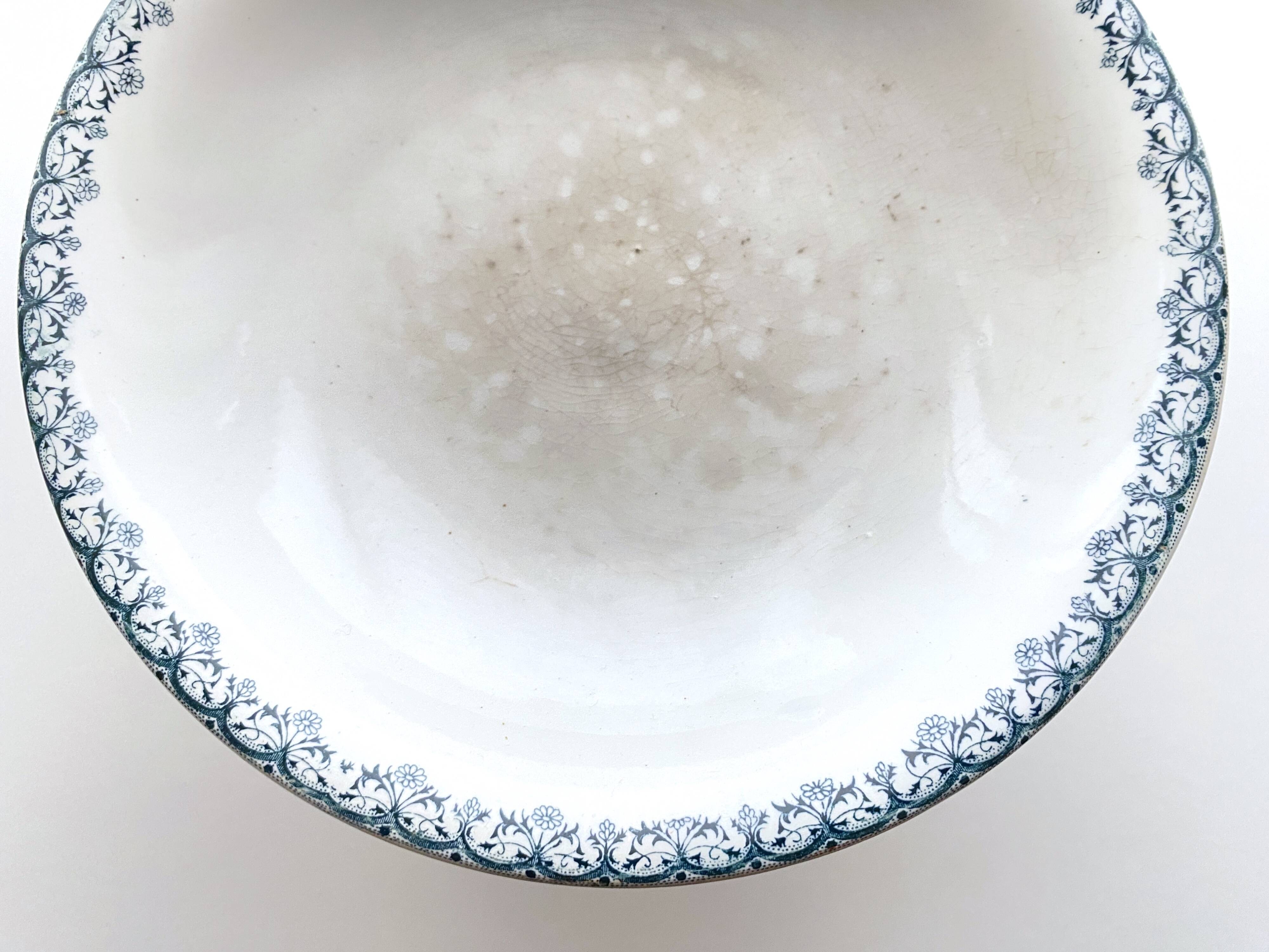 Compotier / Plate on foot signed Saint Amand and Hamage