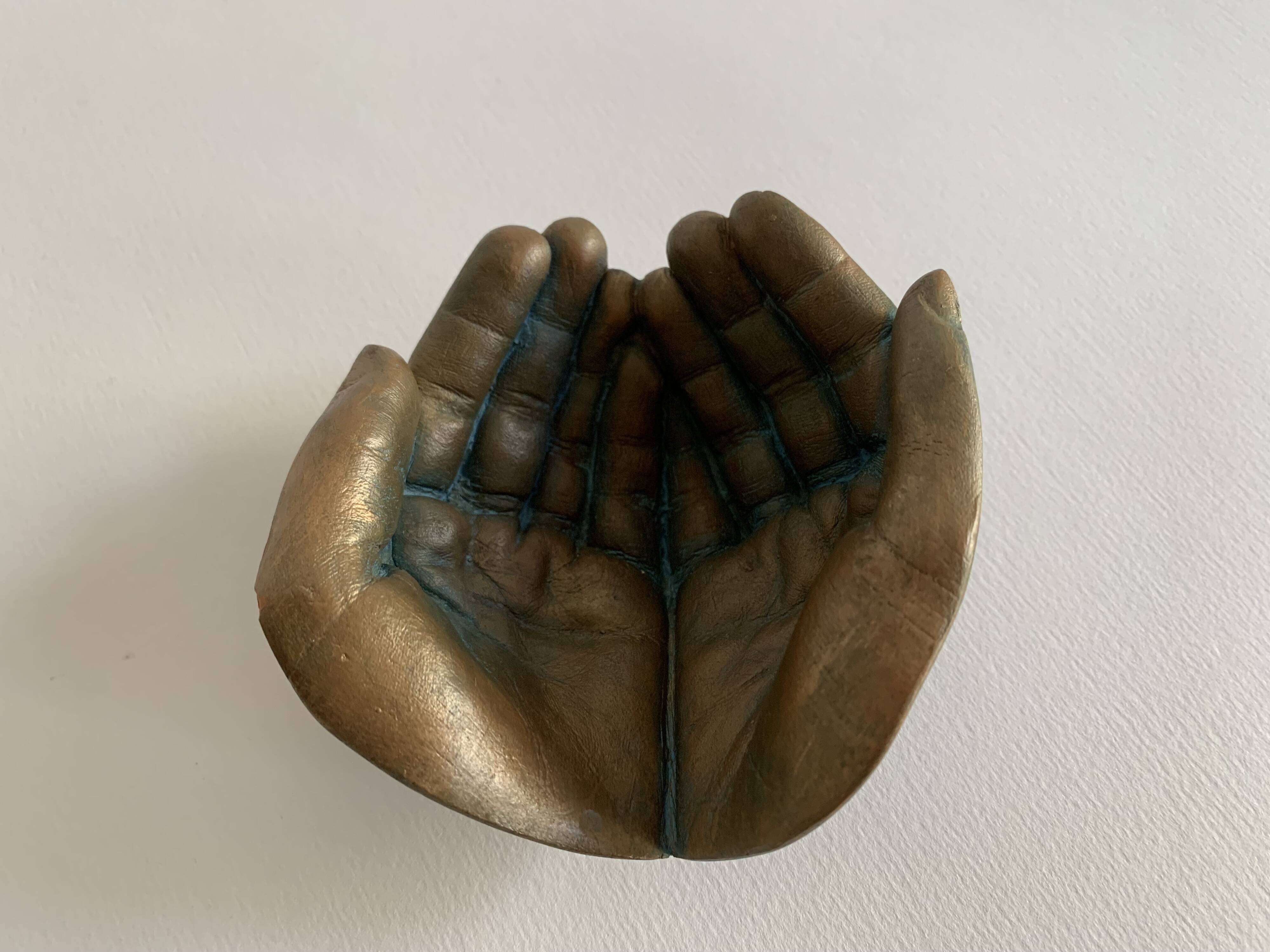 Terracotta art bowl "Jointed hands" signed by the artist Maria Ruiz