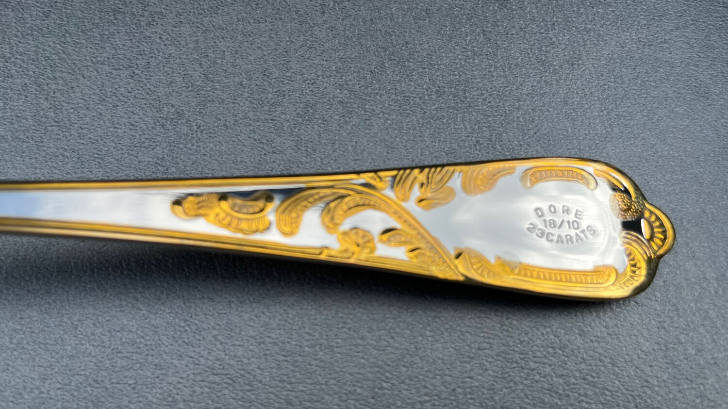 Varaguen 70-piece 23-carat gold-plated cutlery set