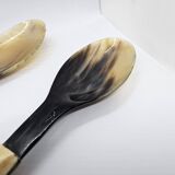 Set de couverts de service en corne de buffle et manche strié en os