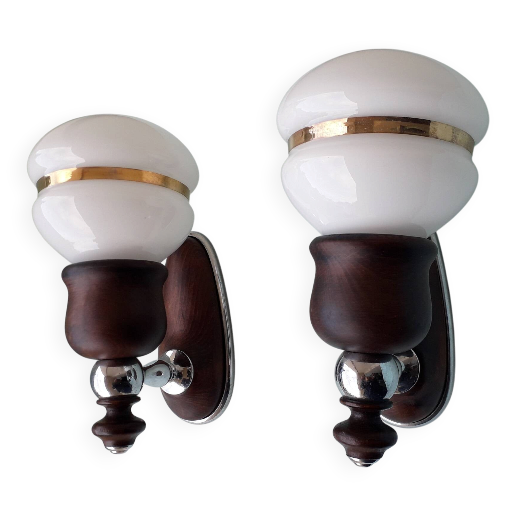 Paire d'appliques en métal chromé, bois et opaline