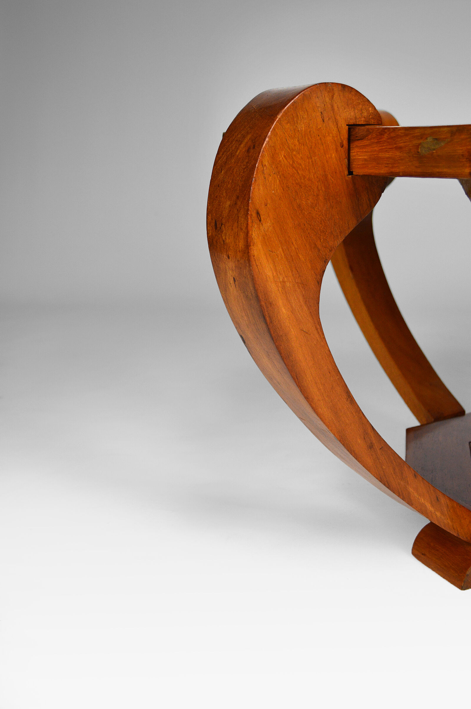 Table basse sculptée Art Déco Colonial vers 1930