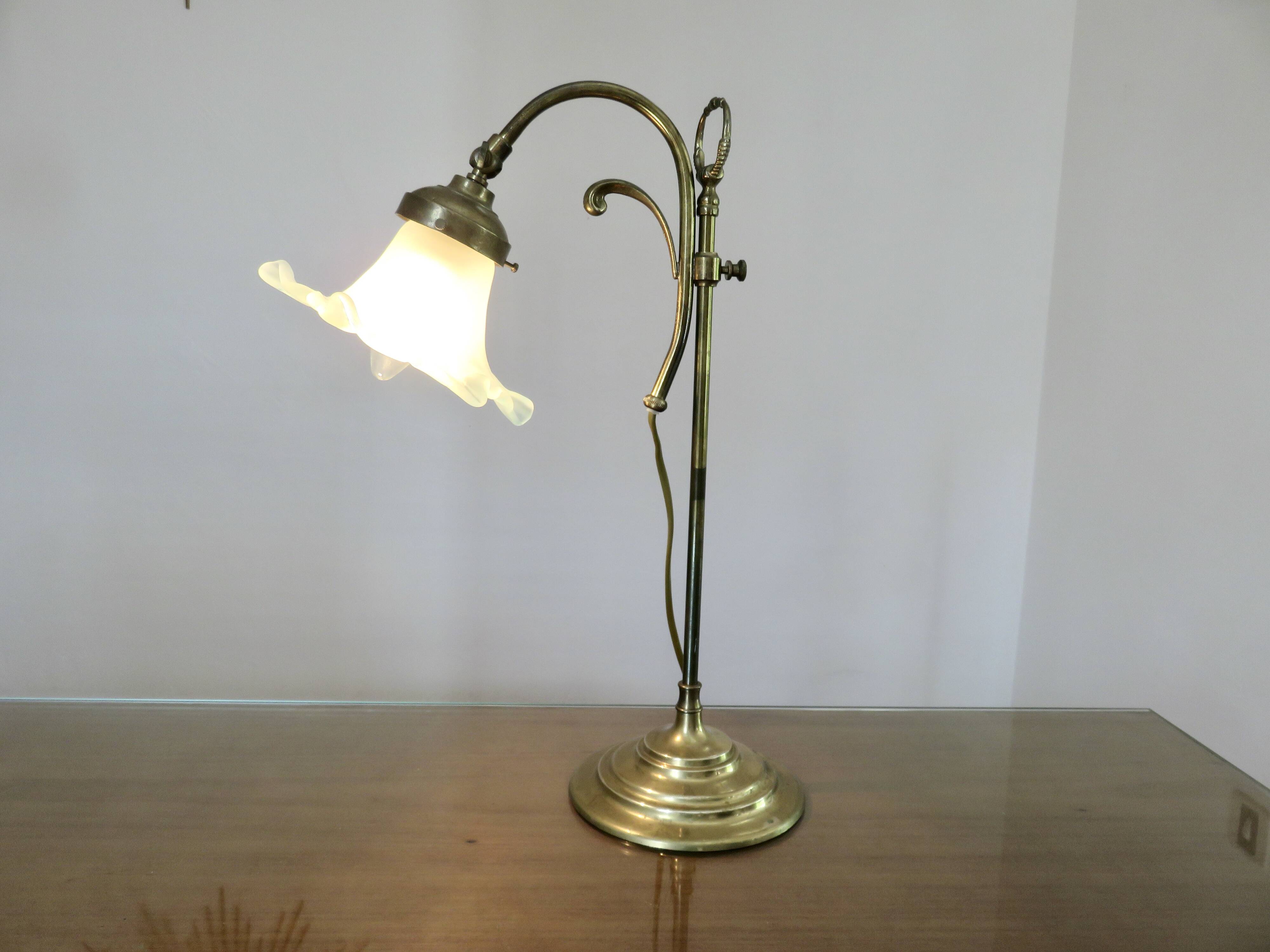 Art nouveau lamp in bronze and frosted glass tulip