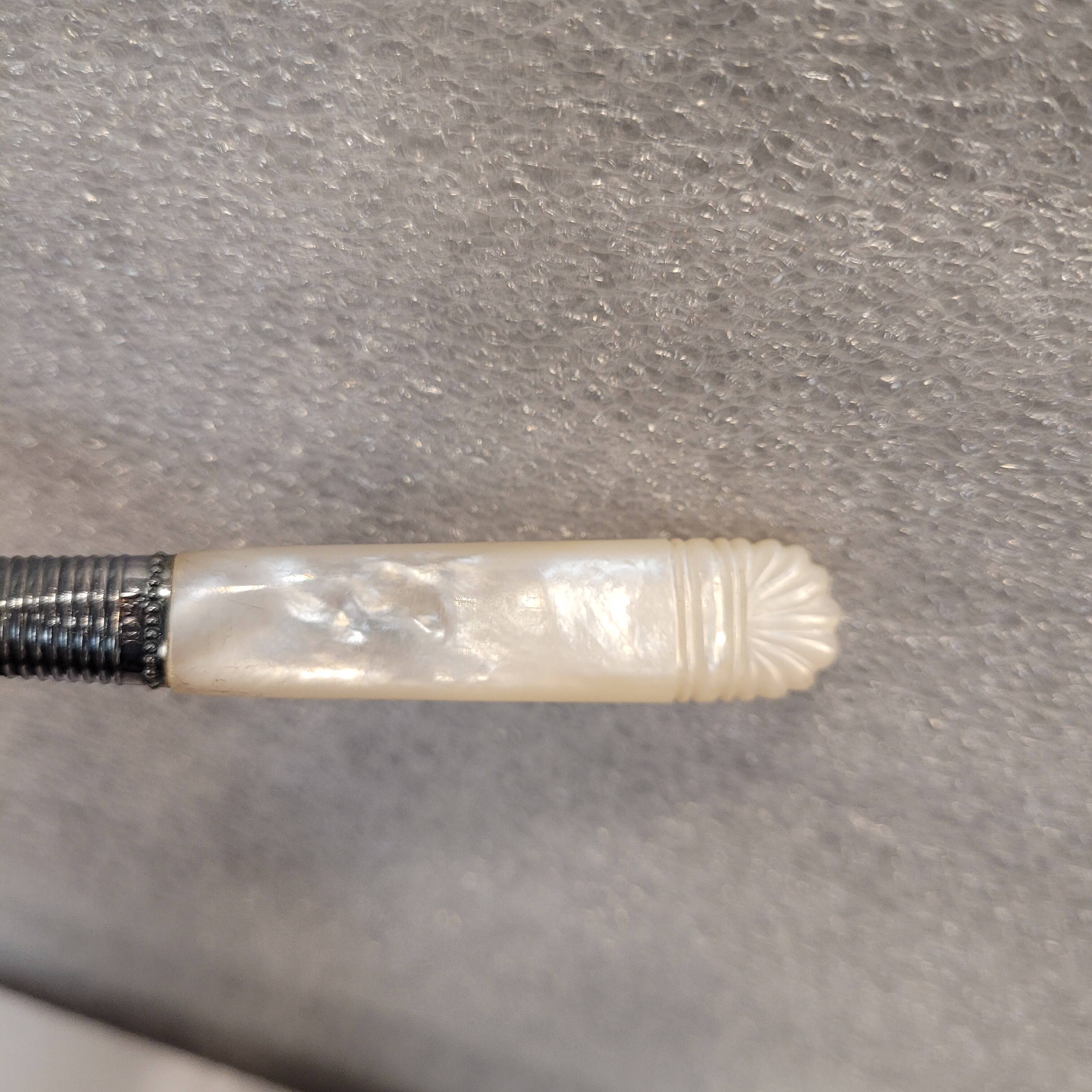 Cuberteria “Charles Boyton”, Victorian Style, Plate and nácar, s. XX – London, Reino Unido