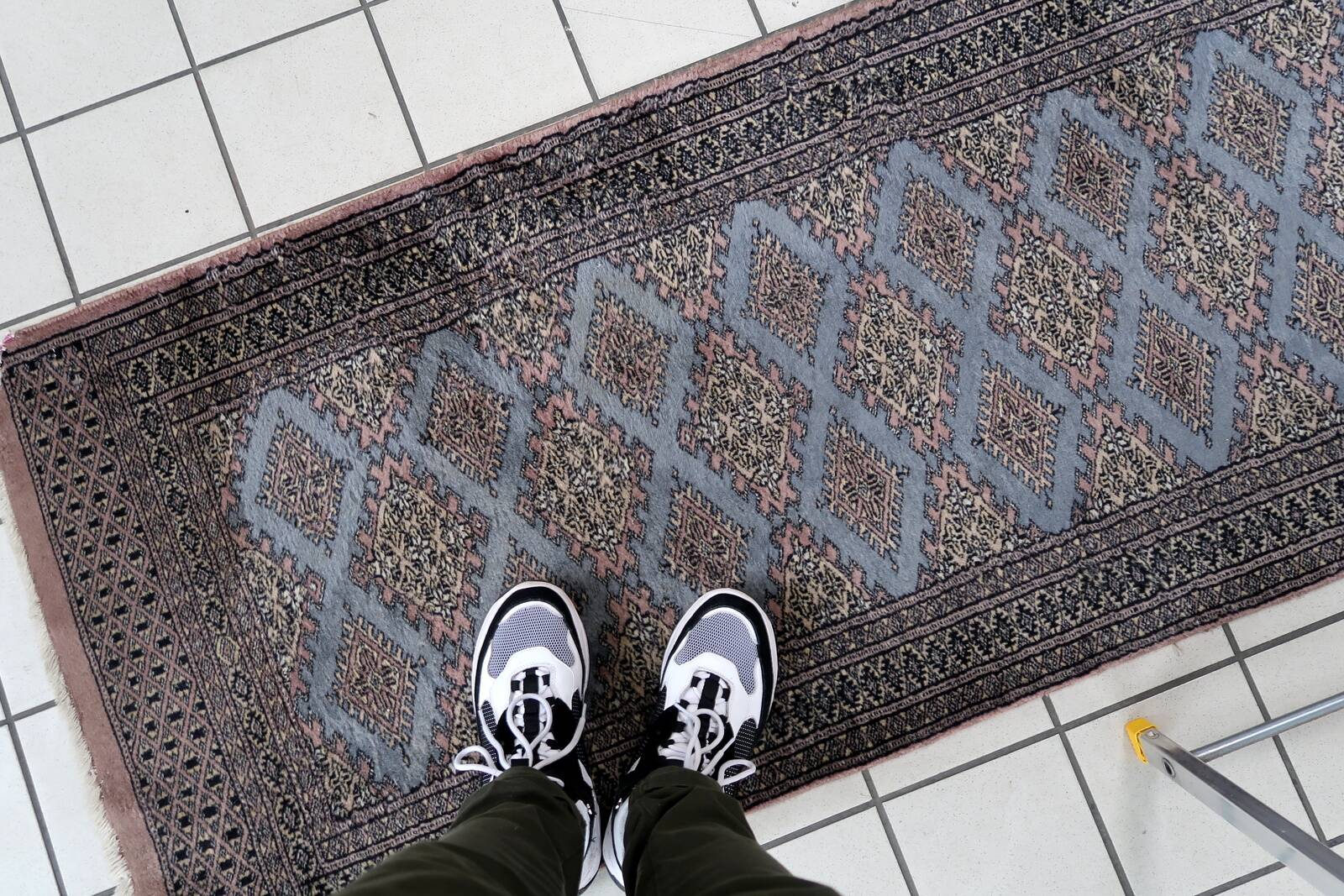 Tapis coureur vintage ouzbek Bukhara fait main en laine – 75 x 244 cm